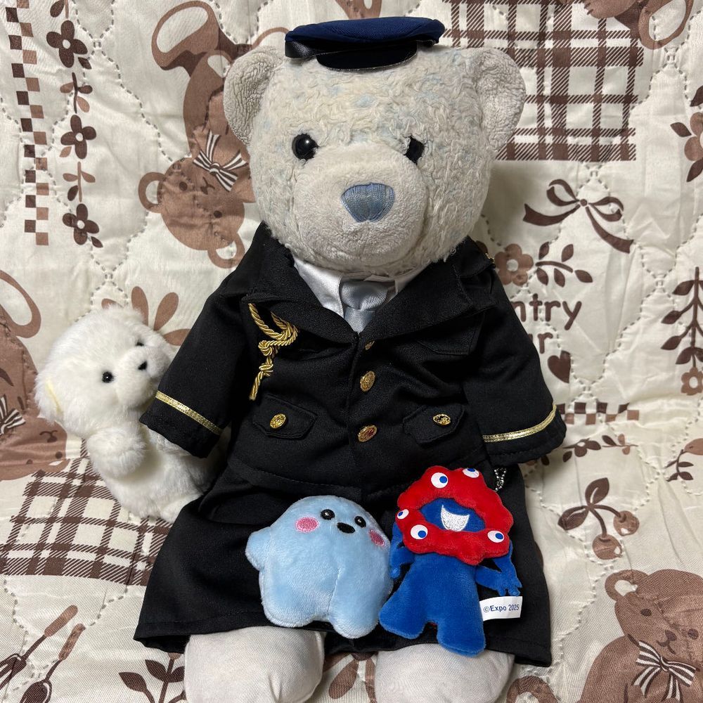 でかです！
けあちゃが　けいさつかんに　なってまちた！でかのだいすきな　けいさつかん…！
おぼうし　なくちちゃったでちか？でかのおぼうし　おかちちます！
ひざのうえにも　のせてもらいまちた！とっても　うれちです！