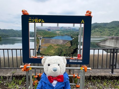 宮城県　二ツ石ダム。
山の中に立派なダムがあったよ。
水の量が多くて、サラサラと溢れてたよ。
秋は紅葉がすごく綺麗なんだって。来てみたいね。