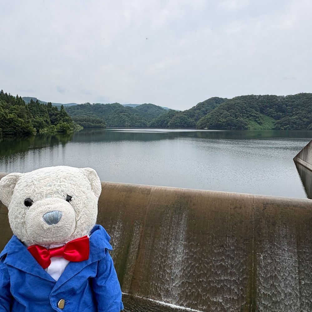 宮城県　二ツ石ダム。
山の中に立派なダムがあったよ。
水の量が多くて、サラサラと溢れてたよ。
秋は紅葉がすごく綺麗なんだって。来てみたいね。