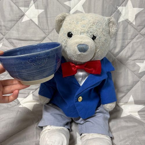 おまちかねのけあのお皿が完成したよ。
青を指定したら、鮮やかな色のお皿ができたよ。
裏にもクマを描いたんだね。いい感じだ。
でもヨーグルト用のお皿にするにはちょっと大きいね。ご飯の茶碗と同じくらいだ。