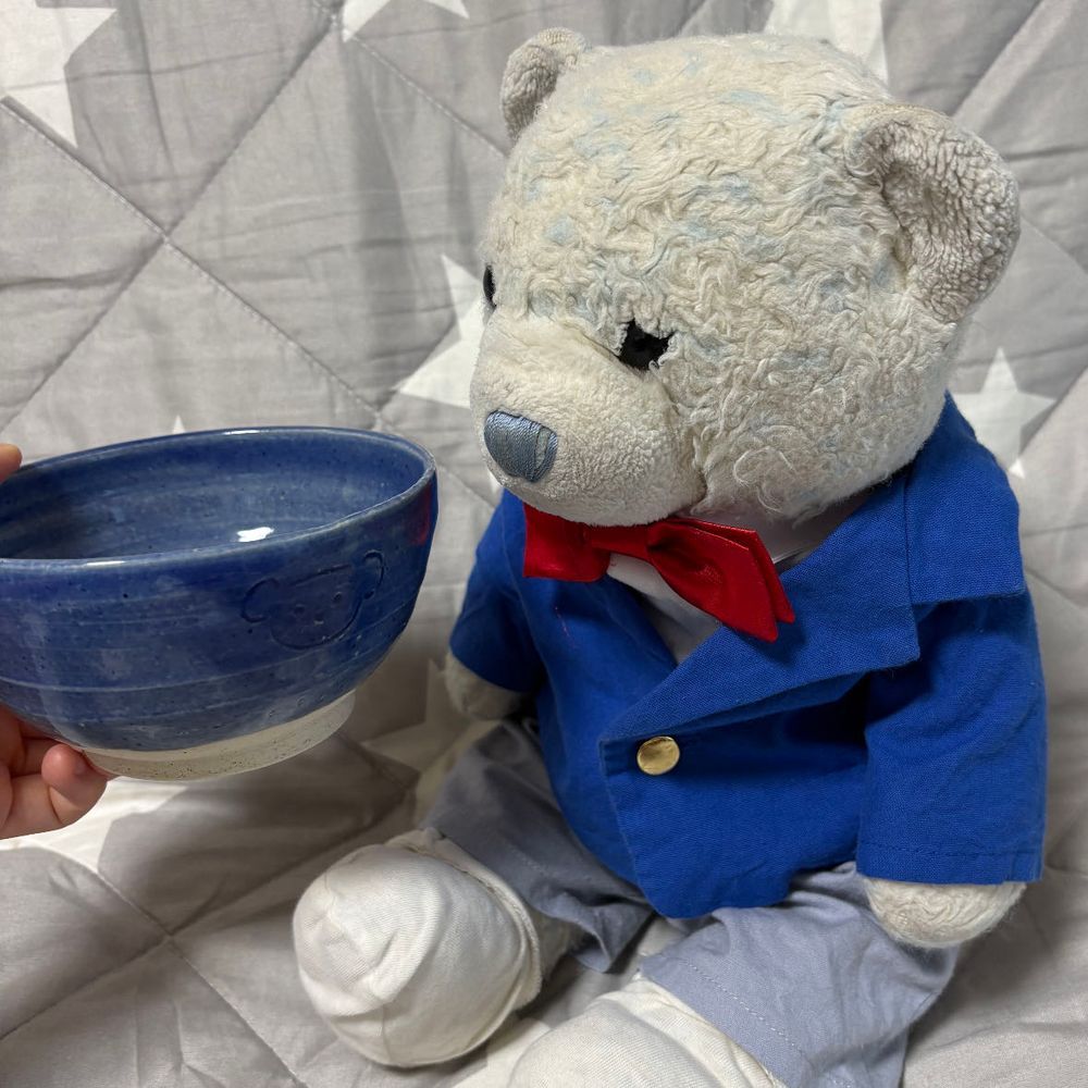 おまちかねのけあのお皿が完成したよ。
青を指定したら、鮮やかな色のお皿ができたよ。
裏にもクマを描いたんだね。いい感じだ。
でもヨーグルト用のお皿にするにはちょっと大きいね。ご飯の茶碗と同じくらいだ。