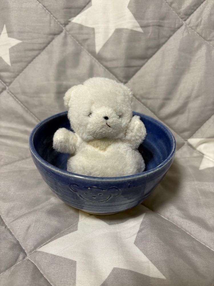 ちびのかおが　かいてあるおさらを　はっけん！
ちびにピッタリサイズだ！
よーし！かくれて　みんなをおどかすぞ！
ああ！けあ、おこらないでくれ！これ　けあのおさらだったのか！？わるかった！だしてくれ！