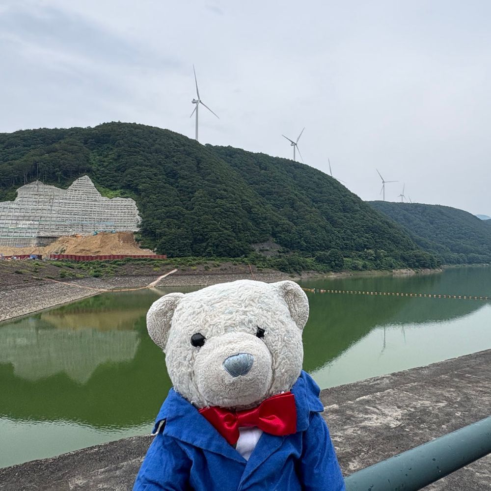 宮城県　漆沢ダム。
一昨日投稿した二ツ石ダムのやや近くにあるよ。
二つのダムに行くとダムカードが3枚もらえるってお得キャンペーンをやってたよ。ラッキーだね。