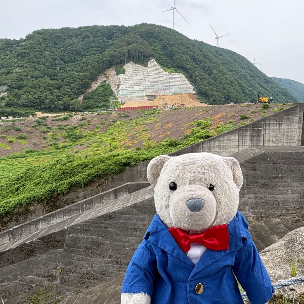 宮城県　漆沢ダム。
一昨日投稿した二ツ石ダムのやや近くにあるよ。
二つのダムに行くとダムカードが3枚もらえるってお得キャンペーンをやってたよ。ラッキーだね。