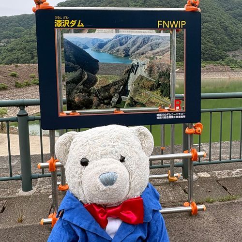 宮城県　漆沢ダム。
一昨日投稿した二ツ石ダムのやや近くにあるよ。
二つのダムに行くとダムカードが3枚もらえるってお得キャンペーンをやってたよ。ラッキーだね。