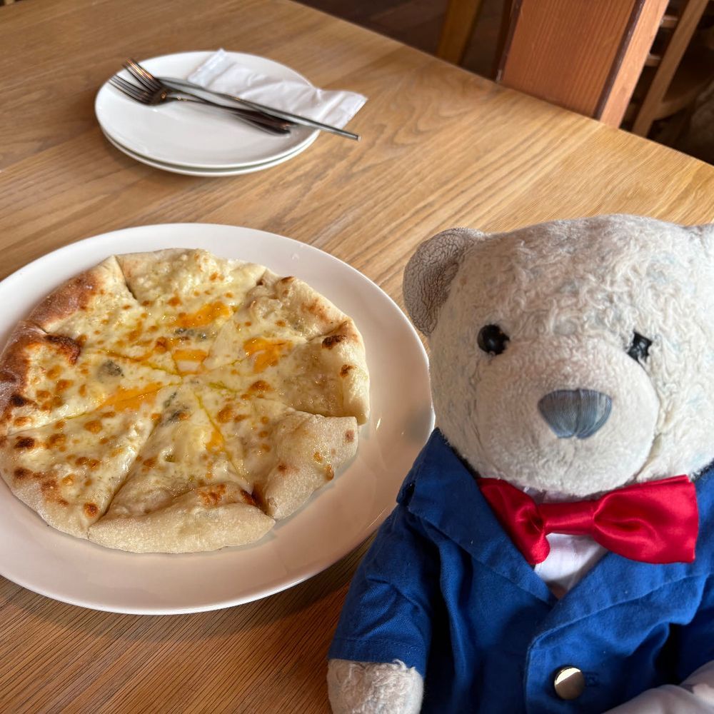 ダム巡りが終わったらお食事タイム。
1枚目　お餅だらけのどどんこ定食。
2枚目　4種のチーズピザ。
3枚目　温泉でいただいたプリン(メロン風味)とラムネ。
4枚目　門眞菓子店の美味しいお菓子たち。
楽しんだ後は美味しいもの食べなきゃね。