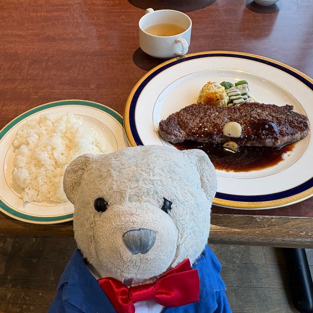 ダム巡りの日の締めは、ぶな林ってレストランでディナーだよ。
けあはこのレストランがだいすき。
この日はステーキを注文したよ。
ちなみにここはダムカレーが2種類もあるよ。気になったけど、がっつり食べたかったからステーキを選んだよ。
すぐ近くの温泉の前にぽけふたもあるよ。
