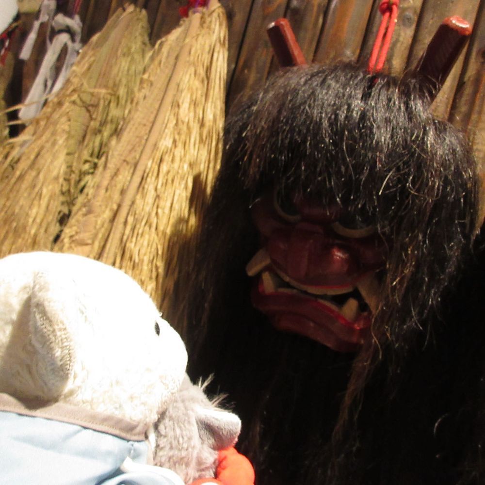 先月行った男鹿の写真を載せていくよ。
男鹿といえばなまはげ👹
なまはげ館で色んななまはげを見て見たよ。
1枚目は平気だったおおくんも、2枚目以降は目を逸らしてたよ。4枚目はイヤイヤって泣きそうだったよ。