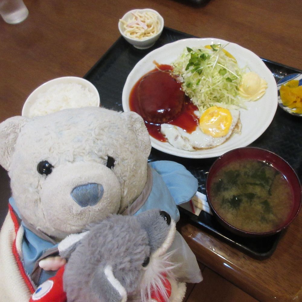 男鹿駅の前にいた優しそうななまはげ。おおくんったら、自分が勝てそうな相手には威嚇するんだ。
2枚目の怖いなまはげが出てきた途端に顔逸らしてたよ。
3枚目は男鹿のぽけふた。カッコいいね。
4枚目は夕飯のハンバーグ定食。こういう王道の定食が一番落ち着くよね。