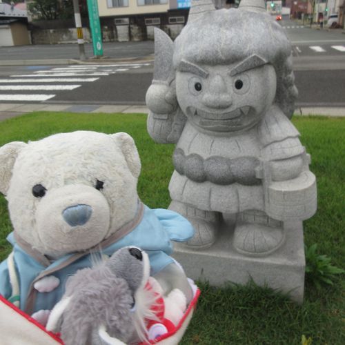 男鹿駅の前にいた優しそうななまはげ。おおくんったら、自分が勝てそうな相手には威嚇するんだ。
2枚目の怖いなまはげが出てきた途端に顔逸らしてたよ。
3枚目は男鹿のぽけふた。カッコいいね。
4枚目は夕飯のハンバーグ定食。こういう王道の定食が一番落ち着くよね。