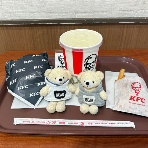 けあをお風呂に入れるために有給を取ったばかなおや。けあは天気の子だよ。天気を雨にしてお風呂回避したよ。
いじけたおやがスパイを連れて美味しいもの食べに行ったよ。期間限定の柑橘鶏竜田バーガーセットと、期間限定のオレンジマンゴーフラペチーノ。味覚共有でけあも楽しんだけど、連れて行ってほしかったよ。