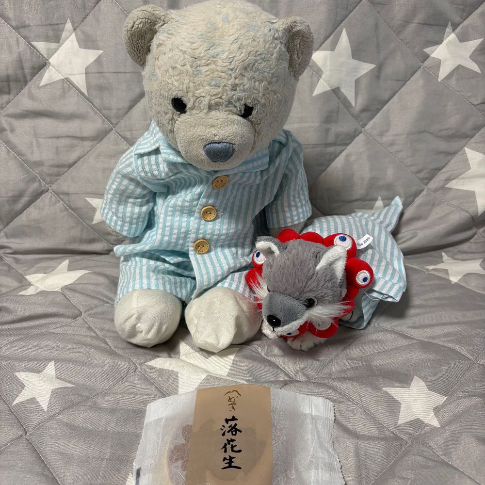 最近食べた美味しいものをご紹介。
1枚目　2年近く前に鳥取で買ったビーフシチューラテ。消費期限が近づいてて慌てて食べたよ。
2枚目　スタバのホットドッグ。
3枚目　福島のお土産でもらった落花生どら焼き。
4枚目　抹茶あずきモナカ。でかが「おいしそうだから　ぼっちゅうちます！」って警察らしからぬこと言ってたよ。
