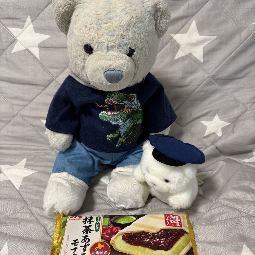 最近食べた美味しいものをご紹介。
1枚目　2年近く前に鳥取で買ったビーフシチューラテ。消費期限が近づいてて慌てて食べたよ。
2枚目　スタバのホットドッグ。
3枚目　福島のお土産でもらった落花生どら焼き。
4枚目　抹茶あずきモナカ。でかが「おいしそうだから　ぼっちゅうちます！」って警察らしからぬこと言ってたよ。