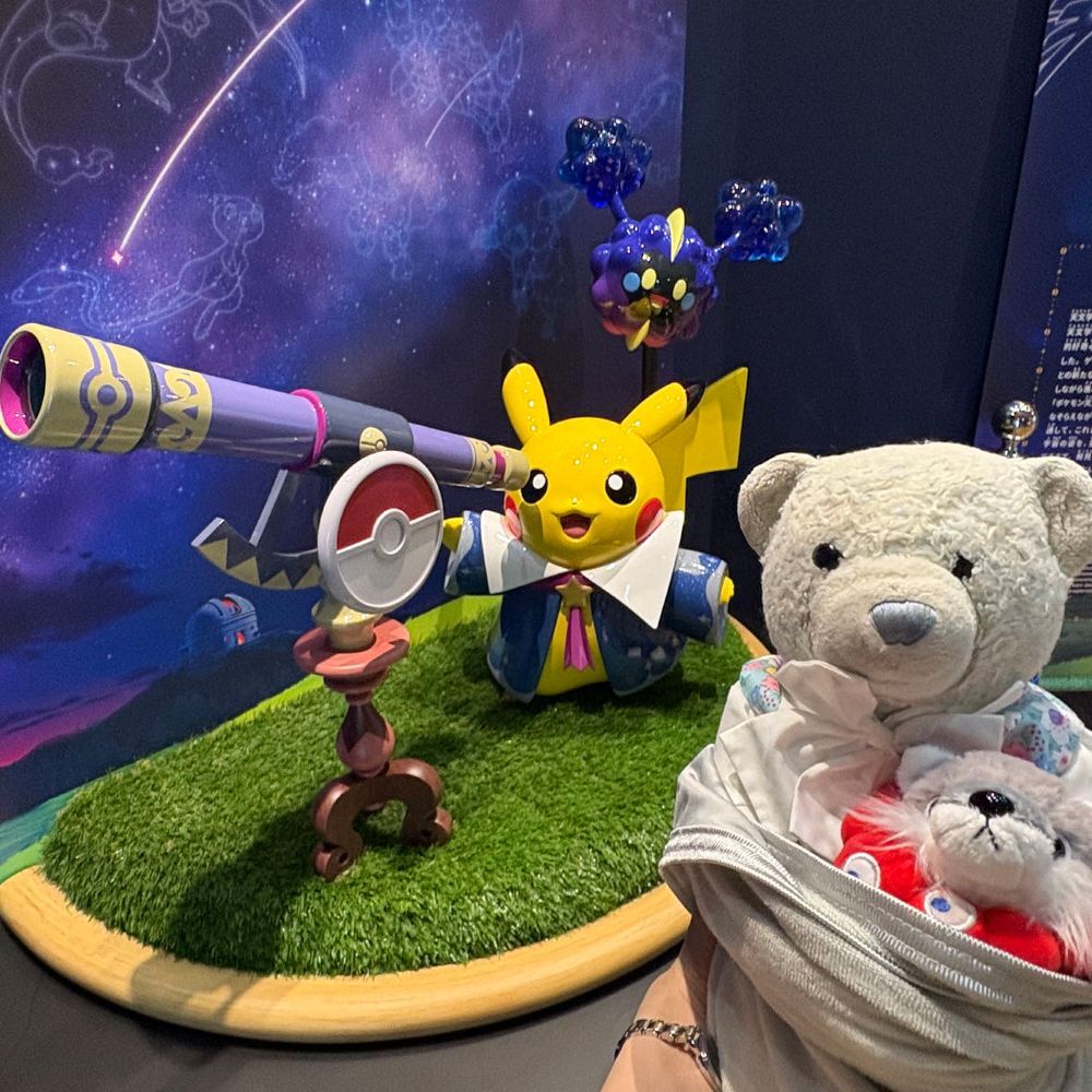 先月、ポケモン天文台に行ってきたよ。
2枚目は入ってすぐにあるフォトスポット。
3枚目は映像でレックウザの背中に乗ってる気分を味わったよ。
4枚目は太陽の磁気が強いところにコイルがくっつくってやつだよ。光ってるところの磁気が強いみたい。

ポケモン天文台の写真はまだまだ続くよ。
