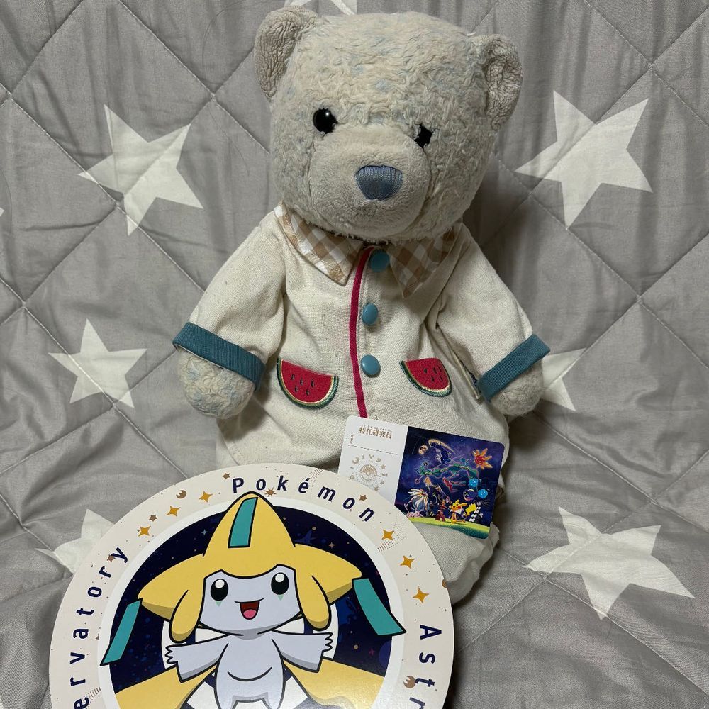 ポケモン天文台ラストだよ。
1枚目　自分に似てるポケモンを見つけて喜ぶおおくん。あまり似てないよ。
2枚目　ジラーチと記念撮影。けあの願い事は、美味しいもの食べられますように。
3枚目　道の駅にあったぽけふた。けあはラティアスラティオスが大好き。
4枚目　記念にもらったうちわとカード。可愛くて使えないよ。