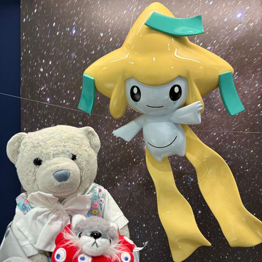 ポケモン天文台ラストだよ。
1枚目　自分に似てるポケモンを見つけて喜ぶおおくん。あまり似てないよ。
2枚目　ジラーチと記念撮影。けあの願い事は、美味しいもの食べられますように。
3枚目　道の駅にあったぽけふた。けあはラティアスラティオスが大好き。
4枚目　記念にもらったうちわとカード。可愛くて使えないよ。