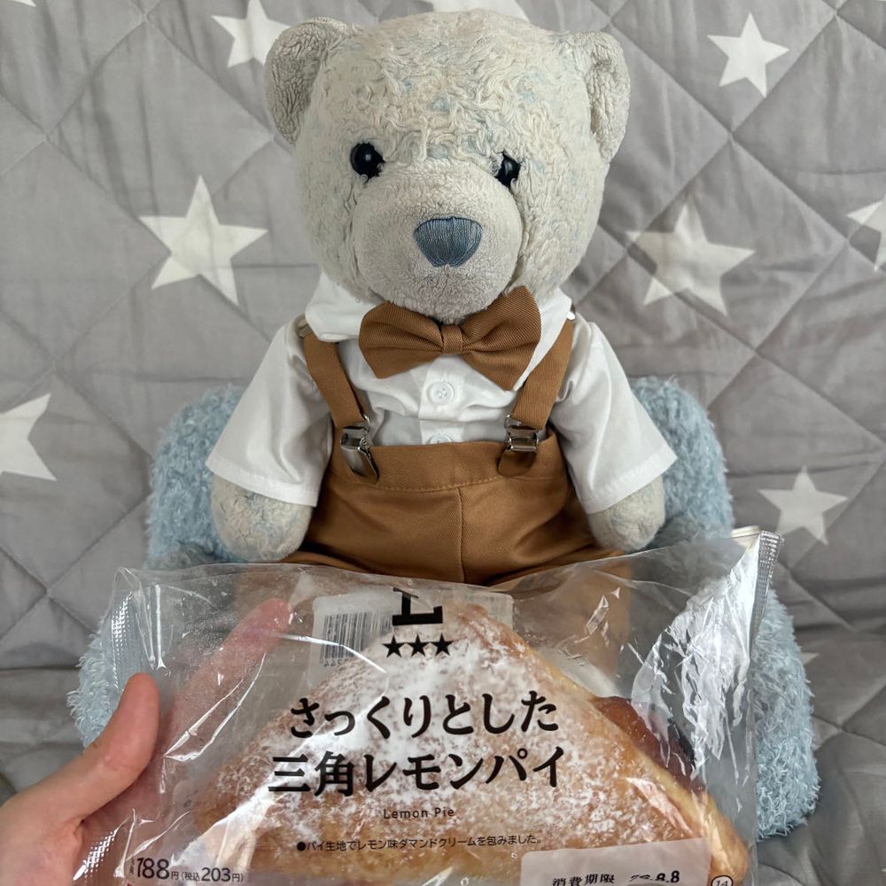 昨夜は雷がゴロゴロドーンってしてて楽しかったよ。
連休中の洗濯を阻止したいと祈ったら、なんと台風が直撃しそうでちょっと反省中。
まぁけあは悪くないよね。おいしそうなパンを食べてリフレッシュするよ。