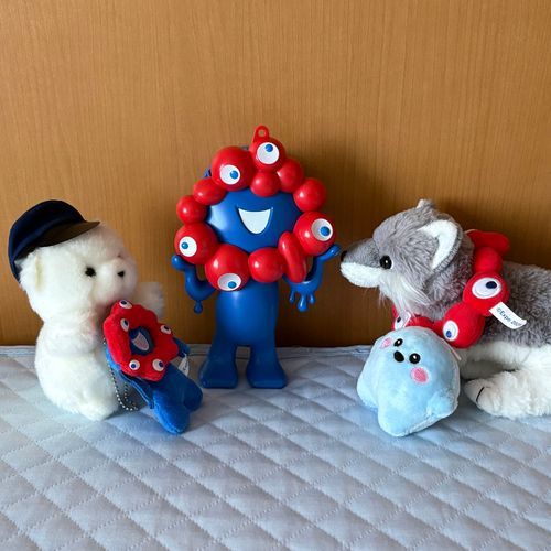 あさおきたら　ミャクミャクがいたよ。
かぜ　だしてくれるの。やさしいミャクミャク。ばんぱくうまれの　おおたち　だいこうふん。