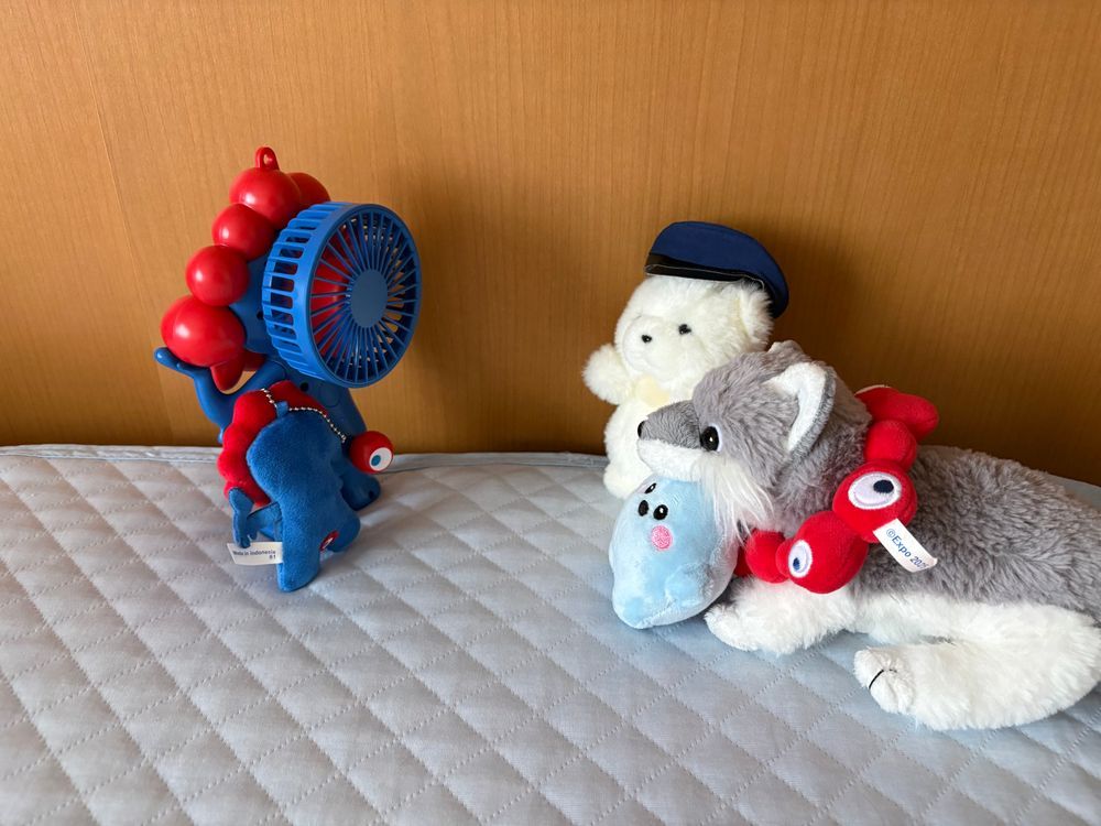 あさおきたら　ミャクミャクがいたよ。
かぜ　だしてくれるの。やさしいミャクミャク。ばんぱくうまれの　おおたち　だいこうふん。
