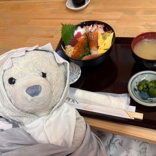 今日はけあへの感謝も込めて海鮮丼を食べに連れて行ってもらったよ。
南三陸さんさん商店街まで行ったんだけど、平日なのにすごく混んでてびっくりしちゃった。
その後は歌津と石巻でたくさんスイーツ買ってもらったよ。
最後はファミマの増量キャンペーンでゲットしたもの。
もしかして食べ過ぎかな。