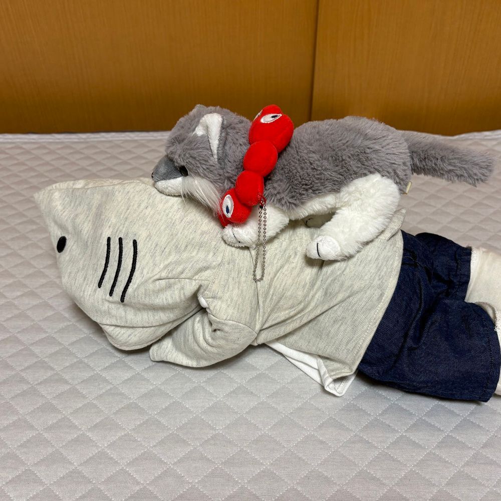 だれだ。けあちゃのニオイがする。けあちゃをたべたの！？
せいばいしてやる！けあちゃをかえせ！
あれ？けあちゃだったの？
うつぶせで　ねてただけなの？けあちゃ　かんでごめんね。けあちゃ　だいすきだよ。
