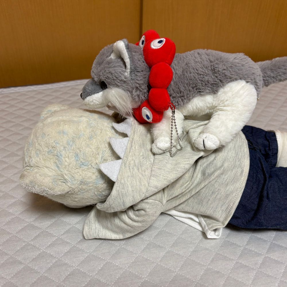 だれだ。けあちゃのニオイがする。けあちゃをたべたの！？
せいばいしてやる！けあちゃをかえせ！
あれ？けあちゃだったの？
うつぶせで　ねてただけなの？けあちゃ　かんでごめんね。けあちゃ　だいすきだよ。