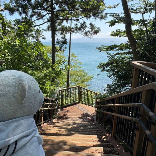 海鮮丼を楽しんだ後は少し南三陸を観光したよ。
1,2枚目　台風が近づいてて荒れてる海を見たよ。ちなみにここには魚竜化石があるんだけど、波が高すぎて見れず。残念。
3枚目　ハマーレ歌津でパネルやぽけふたと記念撮影。
4枚目　おやの付き添いでホテル観洋の日帰り入浴。絶景風呂だったらしいけど、けあは入れなかったからつまんなかったよ。