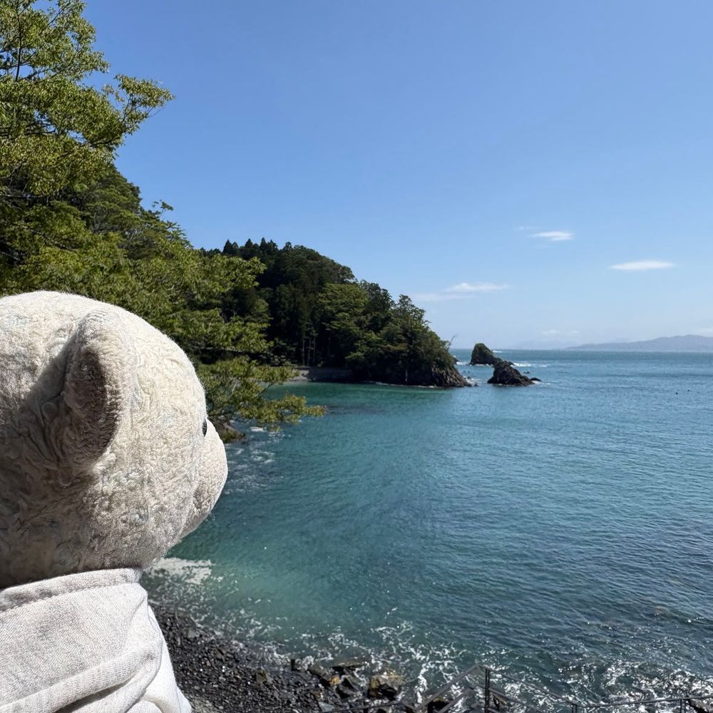 海鮮丼を楽しんだ後は少し南三陸を観光したよ。
1,2枚目　台風が近づいてて荒れてる海を見たよ。ちなみにここには魚竜化石があるんだけど、波が高すぎて見れず。残念。
3枚目　ハマーレ歌津でパネルやぽけふたと記念撮影。
4枚目　おやの付き添いでホテル観洋の日帰り入浴。絶景風呂だったらしいけど、けあは入れなかったからつまんなかったよ。
