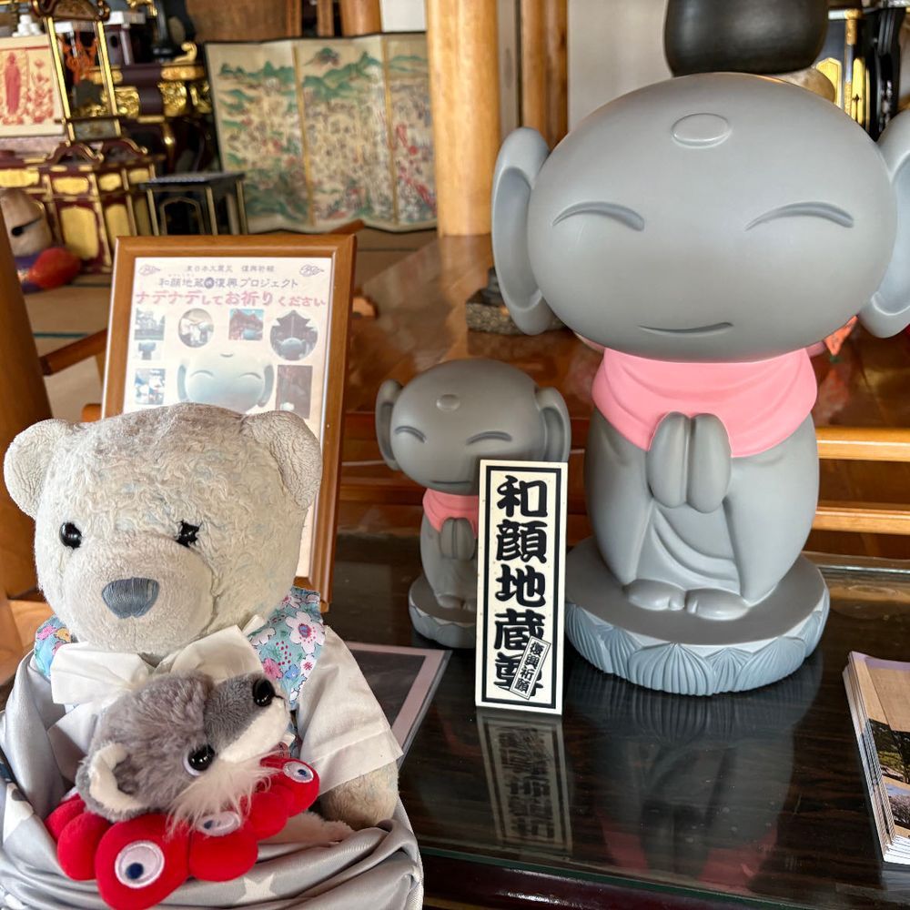 先月行ったお寺をご紹介。亘理にある称名寺だよ。
1枚目　いい格言が書いてあったよ。けあはもうふさまと一緒に帰りたいな。
2枚目　カッコいい塔。
3枚目　だらけてる菩薩様。けあも横になっていい？
4枚目　可愛いお地蔵様になりきるけあ。おおくんは可愛いお地蔵様を見つめてたよ。