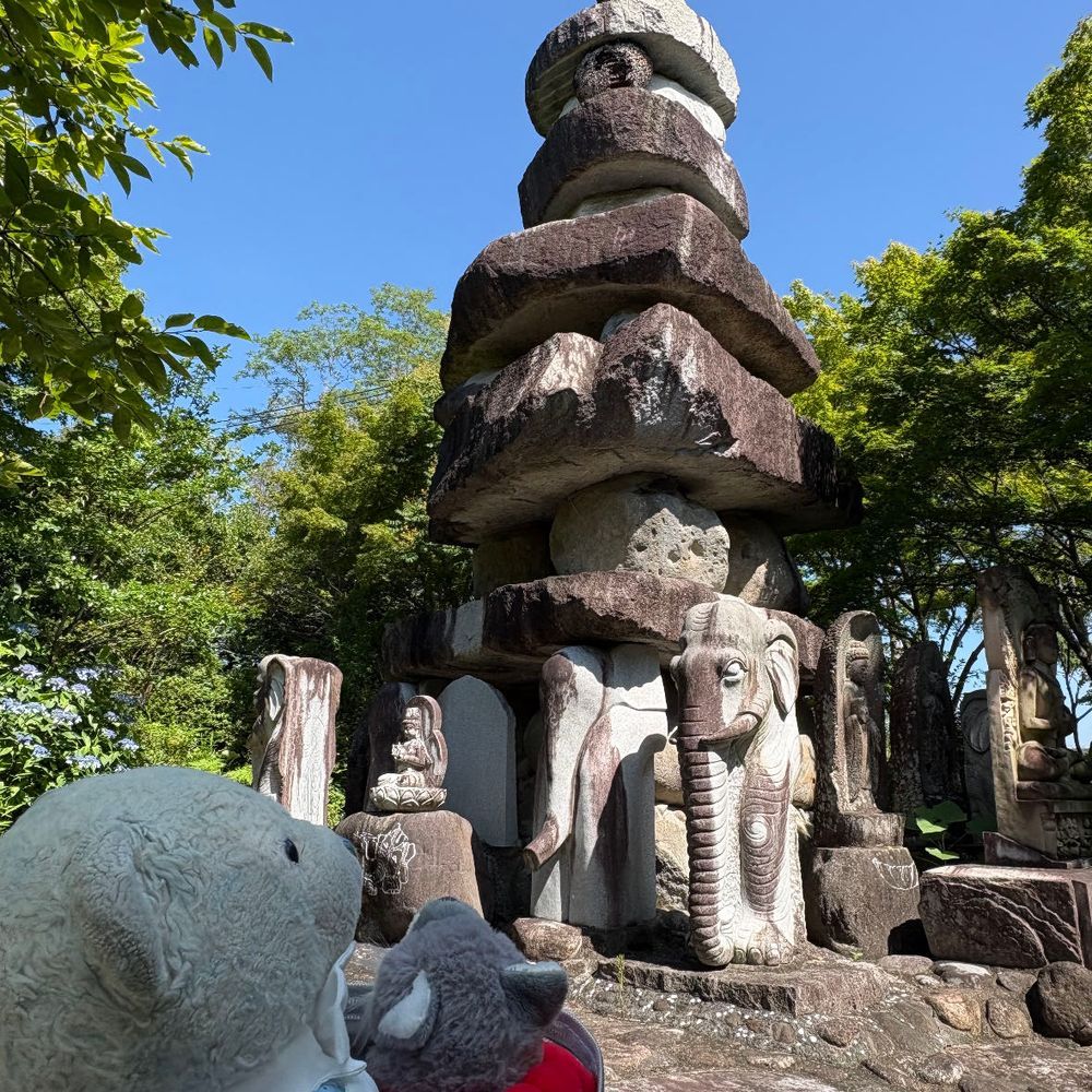 先月行ったお寺をご紹介。亘理にある称名寺だよ。
1枚目　いい格言が書いてあったよ。けあはもうふさまと一緒に帰りたいな。
2枚目　カッコいい塔。
3枚目　だらけてる菩薩様。けあも横になっていい？
4枚目　可愛いお地蔵様になりきるけあ。おおくんは可愛いお地蔵様を見つめてたよ。
