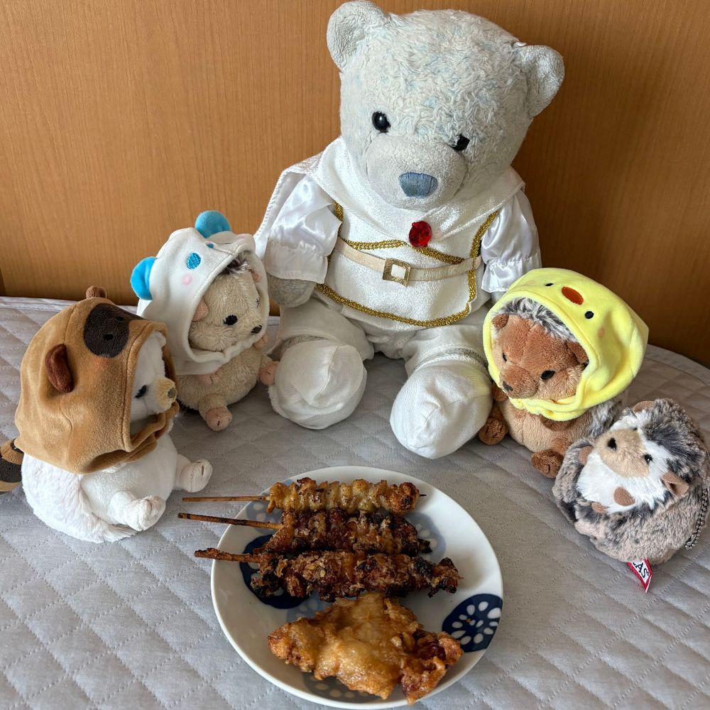 お風呂のご褒美にスイカをもらったよ。仕方ない、ゆるしてあげよう。
2,3枚目はお風呂の前に撮った写真だよ。
焼き鳥(鶏皮)と唐揚げに群がるハリネズミーず。そのあとに色が似てる(?)ってことで、ちびぷるどのと記念撮影したよ。