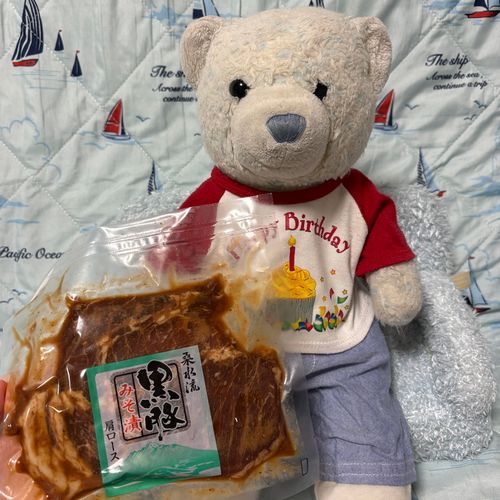 今日はけあの19歳の誕生日。
美味しいお肉とヨーグルトゼリー？をもらったよ。
両方とも美味しくて大満足。
プレゼントは可愛いお洋服2着だったよ。今年は明るいお洋服だね。着るのが楽しみ。