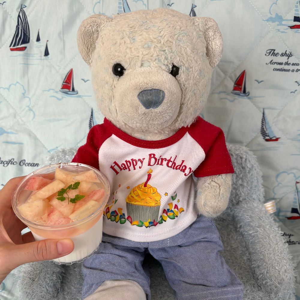 今日はけあの19歳の誕生日。
美味しいお肉とヨーグルトゼリー？をもらったよ。
両方とも美味しくて大満足。
プレゼントは可愛いお洋服2着だったよ。今年は明るいお洋服だね。着るのが楽しみ。