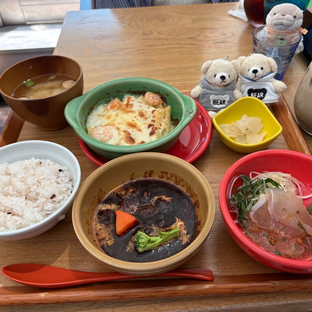 スパイです。実は2週間ほど前に仙台七夕をみてきました。ものすごい人でビックリしました。
いっぱい歩いた分、美味しいものもいっぱい食べました。けあに味覚共有したところ、喜んでいただけました。
まだまだ暑い日が続くようです。みなさま、どうかご自愛ください。