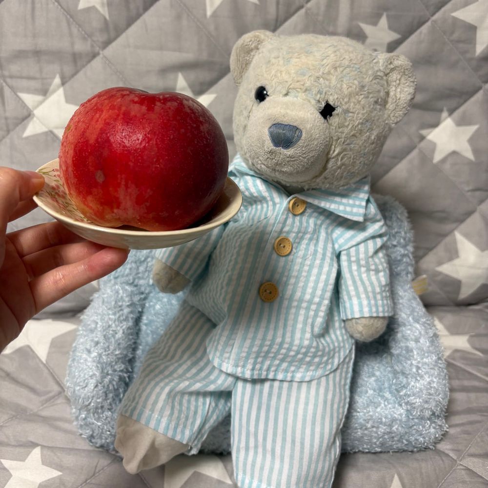 最近(先月も含む)食べたものたちをご紹介。
1枚目　今朝おやが作ったホットケーキ。へたなのは気にしないであげよう。
2枚目　福島の桃。おっきくてビックリしたよ。
3枚目　フルーツ杏仁豆腐。メロンとパイナップルの組み合わせって珍しいね。
4枚目　もらったお土産たち。噂のくるみっこ、初めて食べたよ。