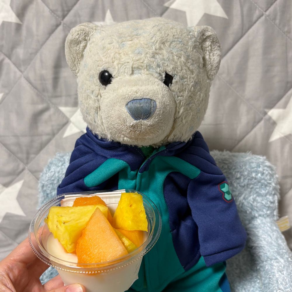 最近(先月も含む)食べたものたちをご紹介。
1枚目　今朝おやが作ったホットケーキ。へたなのは気にしないであげよう。
2枚目　福島の桃。おっきくてビックリしたよ。
3枚目　フルーツ杏仁豆腐。メロンとパイナップルの組み合わせって珍しいね。
4枚目　もらったお土産たち。噂のくるみっこ、初めて食べたよ。