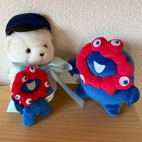 うちに住みついてたもっちりミャクミャクがおやの車に転勤することになって、でかとちびミャクミャクが悲しんでたよ。また会えるから安心してね。
悲しんでるでかたちと一緒にひまわりかりんとうを食べたよ。
でかがしてるリボンは、けあの誕生日プレゼントのラッピングについてたリボンだよ。「でかがつけます！」って言って持って行ったんだ。だんだん自己主張の強い子になってきたね。