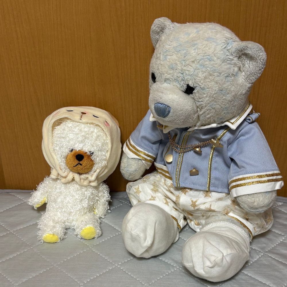 ネコの会合が開かれてたんだけど…ネコじゃない子も入ってない？
ほら、やっぱり。ネコのフード被ってるからいいって？マイペースだね。