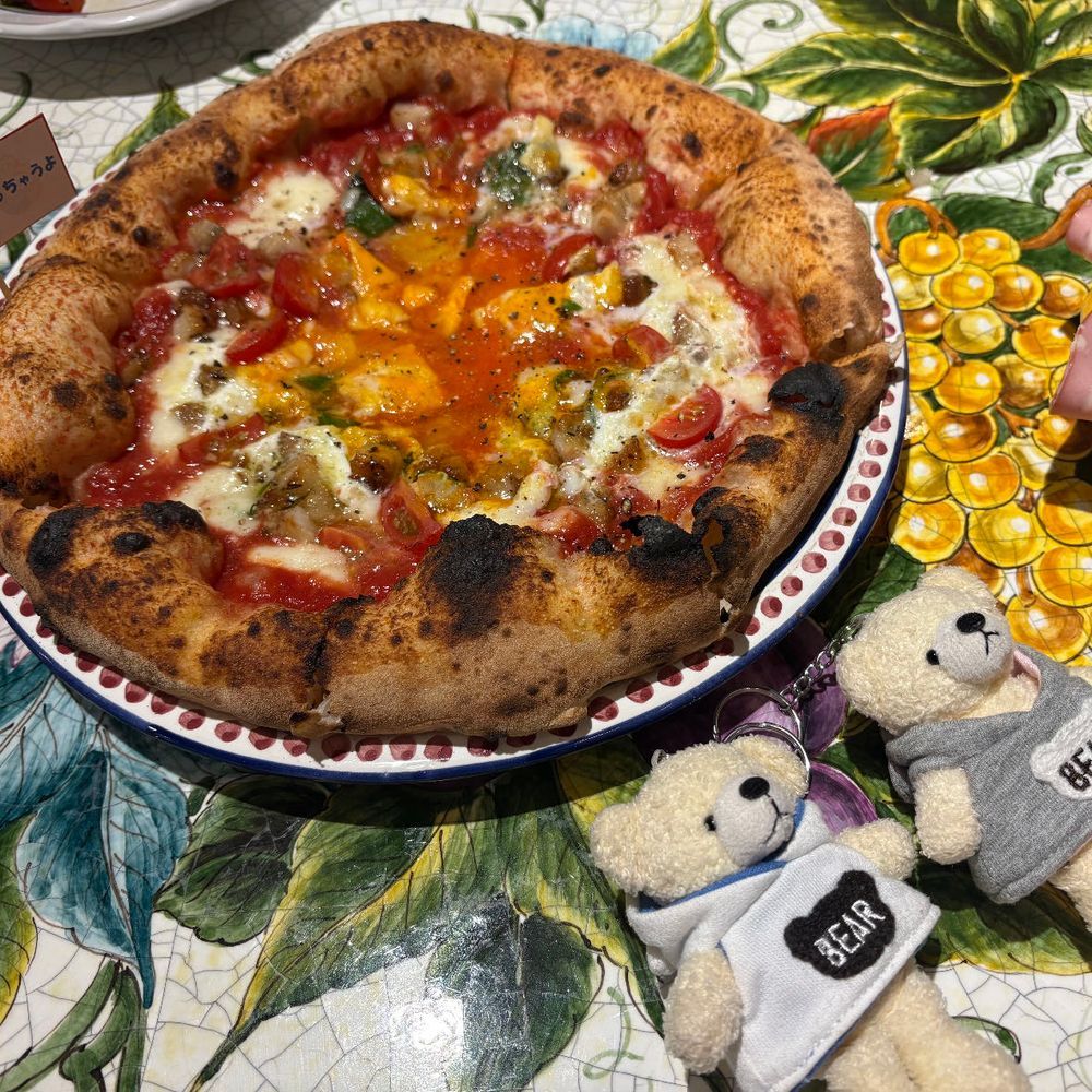 スパイたちが美味しそうなものを食べてきたみたい。
全部食べたの？って聞いたら、ほかの子とも分けたって言ってたよ。それなら良かった。
実はけあはチーズがニガテなんだ。スパイたちは美味しく頂いたみたいだよ。