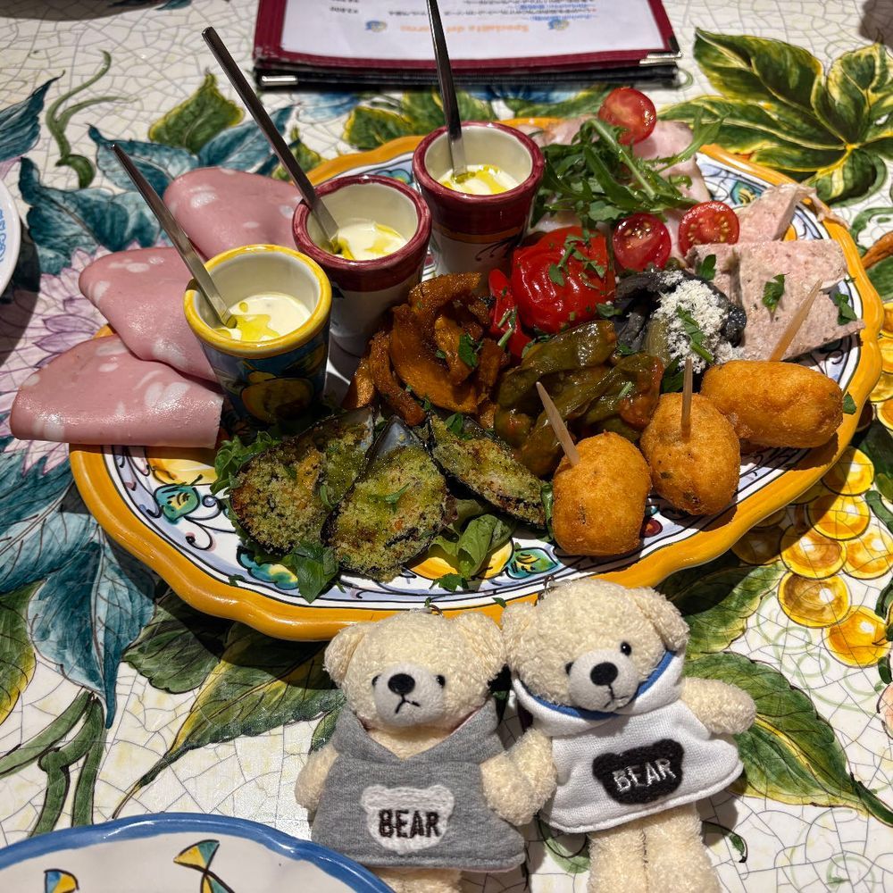スパイたちが美味しそうなものを食べてきたみたい。
全部食べたの？って聞いたら、ほかの子とも分けたって言ってたよ。それなら良かった。
実はけあはチーズがニガテなんだ。スパイたちは美味しく頂いたみたいだよ。