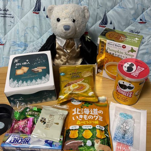 けあの大ファン(おやの友達)から大量の貢ぎ物をもらったよ。
けあのお気に入りは、水色のお守り。けあカラーでかわいいね。
3枚目のグミは可愛すぎてけあには食べれないよ。おおくんは「オオカミがいない」って寂しそうにしてたよ。
4枚目は、けあの服についてる薔薇に興味津々のおおくん。