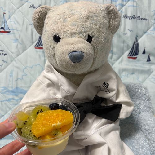 今日のフルーツ杏仁豆腐はオレンジとキウイ。なんだか黄色い？と思ったら、杏仁豆腐じゃなくてたまごプリンだったよ。
2枚目は一昨日食べた梨。
3枚目は昨日食べた栗のお菓子。
また甘いものばかり買ってくるから、全部けあが没収したよ。