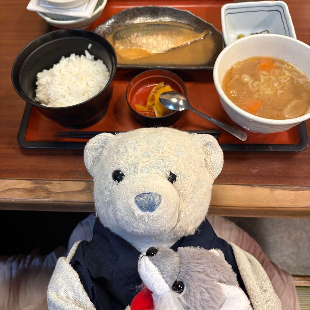 鉱山で勉強したあとは美味しいものを食べたよ。
1枚目　人気のレストランの山賊チキンステーキ。
2,3枚目　オシャレなカフェで食べたホワイトパフェ。
4枚目　大好きなまるまつのさばの味噌煮定食。