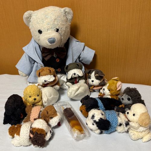 お団子買ってきてもらったけど、一本だけ？
わんさんたちが集まってきて、とてもじゃないけど足りないよ。
わんさんたちはけあの大先輩。けあが食べる分残してくれるかな…
