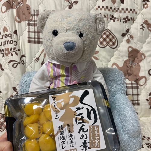 栗ご飯が食べたい！とゴネたら買ってきてくれたよ。
ちょっとごましおかけすぎちゃった。でかも食べるってやってきたよ。栗が好きみたい。