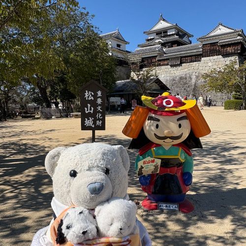 今回の旅行先は、四国だよ。
まずは松山から。雲ひとつなくてとても暑かったよ。
蛇口からみかんジュースが出るなんて、夢のようだね。利きみかんジュースしたから、その写真は今度載せるね。
おおくん写ってないけどついてきてるからね。

※コメント返信遅くなります。ごめんね。