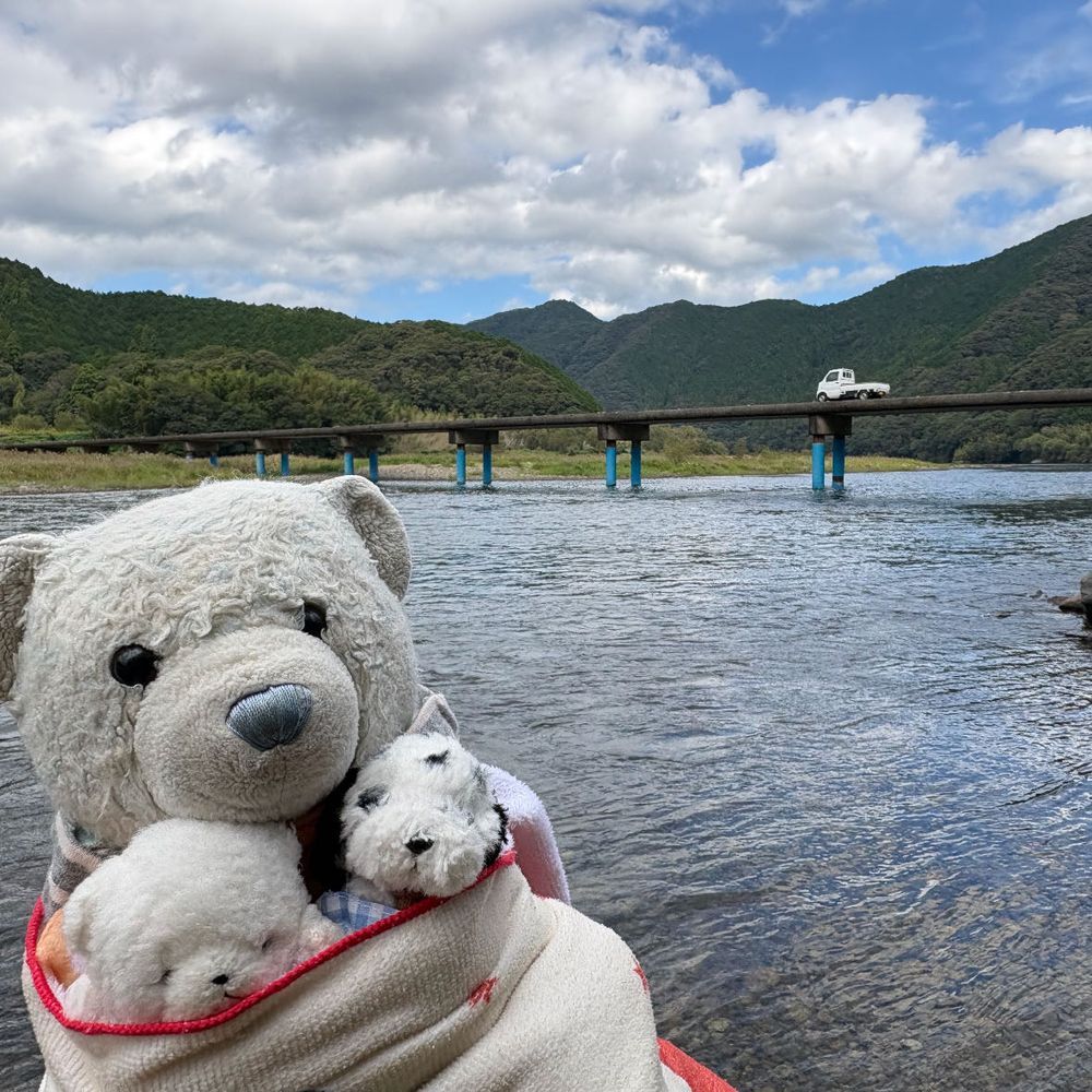 昨日は高知に入って四万十川、柏島、竜串、足摺岬に行ってきたよ。
1枚目は沈下橋。欄干がなくて、見てるだけでぞわぞわしたよ。
2枚目はおふうちゃんが勧めてくれた柏島。イルカがいたよ。けあたちは合成。
3枚目は竜串。岩がぶつぶつになるの、ふしぎだね。
4枚目は足摺岬のホテルで夜中に目が覚めて外に出たら見えた満天の星空。
※コメント遅くなります。