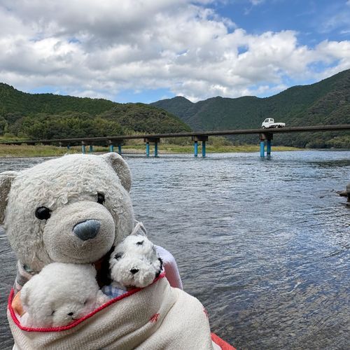 昨日は高知に入って四万十川、柏島、竜串、足摺岬に行ってきたよ。
1枚目は沈下橋。欄干がなくて、見てるだけでぞわぞわしたよ。
2枚目はおふうちゃんが勧めてくれた柏島。イルカがいたよ。けあたちは合成。
3枚目は竜串。岩がぶつぶつになるの、ふしぎだね。
4枚目は足摺岬のホテルで夜中に目が覚めて外に出たら見えた満天の星空。

※コメント遅くなります。