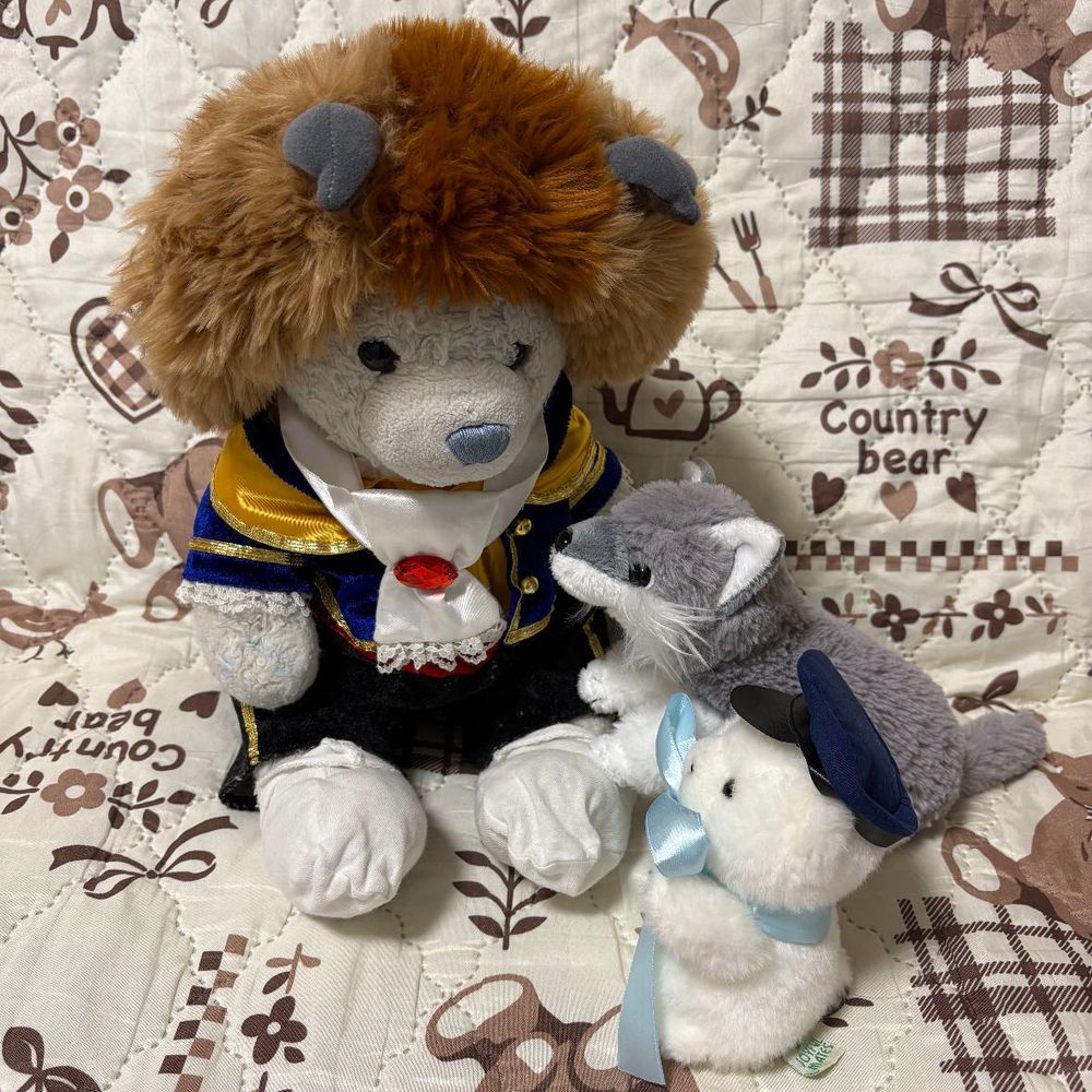 今日は寒い。モンブランケットをまだ出してもらえないから、野獣帽子を被るよ。
あっ、でか刑事とおお刑事がやってきたよ。不審クマだから逮捕されるらしい。
おお刑事は帽子を自分の布団にしちゃったよ。こまった刑事だ。
