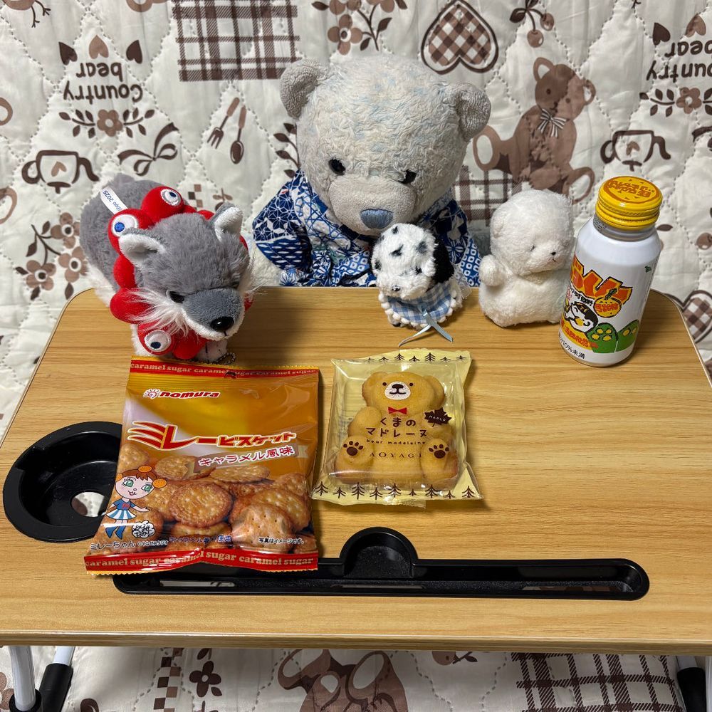 実は、四国旅行中におふうちゃんたちとお会いしてきたんだ。
ホンモノのおふうちゃんたちは可愛くて優しくて、前よりもっと好きになったよ。
プレゼントもくれたんだ。美味しそうなお菓子たち。
何より4枚目はけあたちのイラスト！これはけあたちの宝物にするよ。優しいタッチで大好きなんだ。
おふうちゃんたち、本当にありがとう。